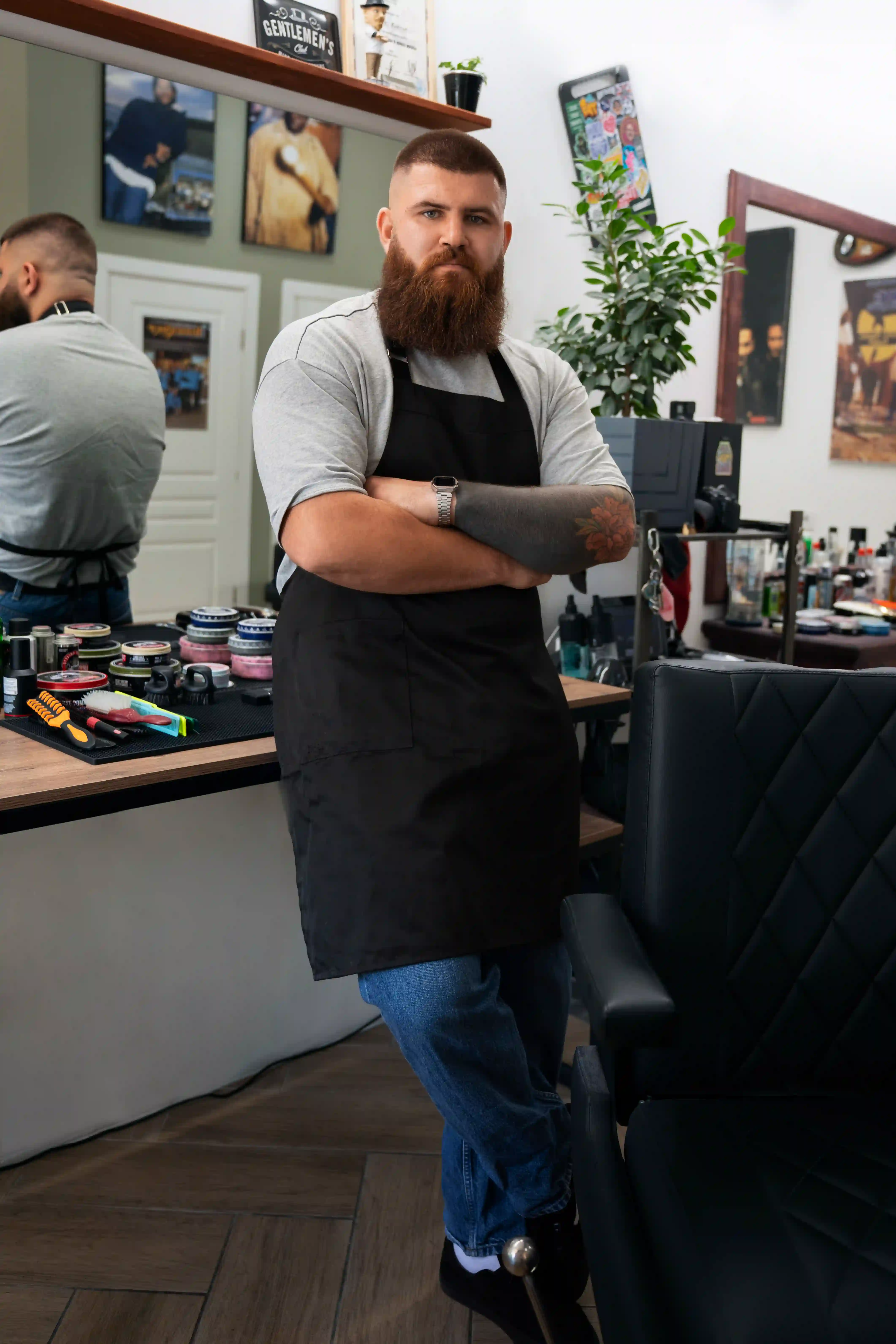 Barbeiro Vitão na barbearia